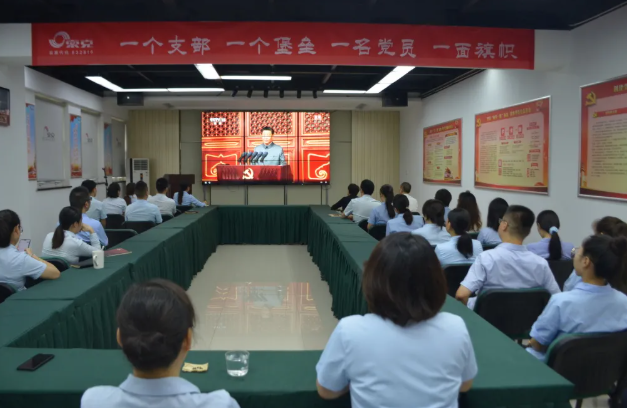 欧宝(中国)物业组织员工收听收看庆祝中国共产党成立100周年大会