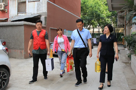 欧宝(中国)党委：“七一”慰问老党员 不忘初心送温暖